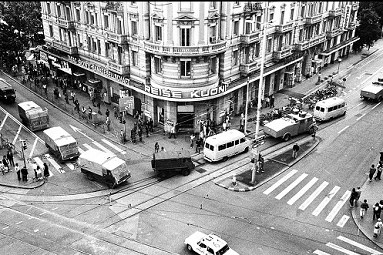 Demonstration fr
                          bezahlbaren Wohnraum, Polizeikolonne fhrt
                          hinter der Demo her, 30.8.1980, 137 Personen
                          werden verhaftet, Foto Olivia Heussler