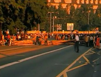 Die Museumstrasse
                          ist mit Holzstmmen blockiert, eine grosse
                          Menge blockiert den Bahnhofquai, Abend des
                          4.9.1980
