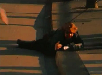 Limmatquai in Zrich, die
                        Filmerin wurde von Gummigeschossen aus nchster
                        Nhe getroffen und "abgeschossen" und
                        liegt mit ihrer Filmkamera am Boden 01, Abend
                        des 4.9.1980