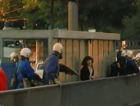 Zrich
                        Bahnhofquai, Angriffsstellung eines Zrcher
                        Schlgerpolizisten auf eine eingekesselte Frau,
                        Abend des 4.9.1980