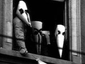 Hausbesetzer mit
                            Vogelmasken im besetzten Haus an der
                            Badenerstrasse 2 in Zrich 1984