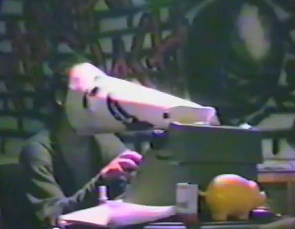 hausbesetzung an
                            der Badenerstrasse Nr. 2, eine Vogelmaske
                            schreibt an einer Schreibmaschine