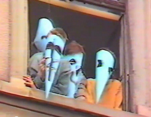 Hausbesetzung an der Badenerstrasse
                                Nr. 2 mit Vogelmasken im Fenster