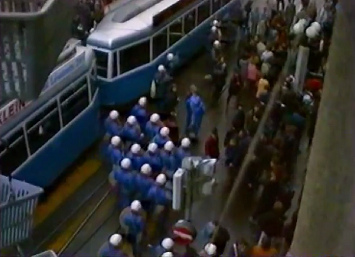 Rumung der
                        Badenerstrasse 2 am 9. Januar 1984,
                        Schlgerpolizei drngt Tnzer ab