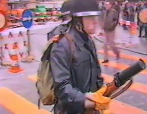 Schlgerpolizei
                          Zrich, ein Marsmensch mit Trnengaspistole