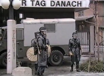 Rumung der
                        Badenerstrasse 2 am 9. Januar 1984,
                        Schlgerpolizei steht in schwarzen Stiefeln mit
                        Kastenwagen bereit (wie die SS)