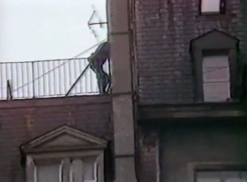 Rumung
                        der Badenerstrasse 2 am 9. Januar 1984,
                        Schlgerpolizei kommt von oben ber das Dach des
                        Nachbarhauses 02: