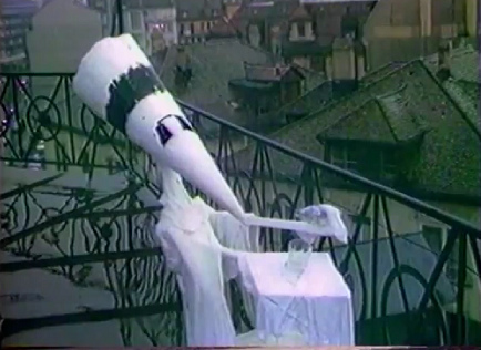Rumung der
                          Badenerstrasse 2 am 9. Januar 1984,
                          Vogelskulptur auf einem Balkon