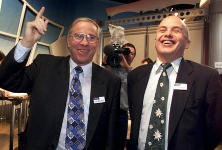 Hetzer Blocher und Herr Maurer nach dem
                            Wahlsieg von 1999 mit der Erhhung von 29
                            auf 44 Sitze