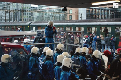 Schweizer Schlgerpolizei (Nazis in
                              Blau) terrorisieren 427 Basler
                              Fussballfans mit einer Einkesselung und
                              Festnahme im Bahnhof Altstetten
