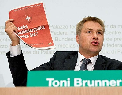 Herr Toni Brunner, Vorsitzender der faschistischen
            Hetzer-Partei SVP, mit der verflschten SVP-Umfrage ber
            Auslnder in der Hand