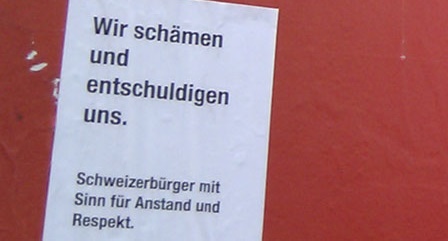 Plakat
              Auslnder Volksbefragung mit Entschuldigung, Nahaufnahme
              der Entschuldigung