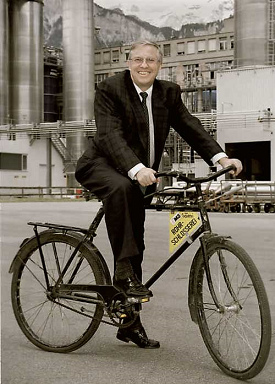 Christoph Blocher auf dem Fahrrad der
                            Ems-Chemie 1996
