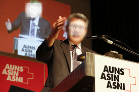 AUNS-Rednerpult mit dem AUNS-Logo