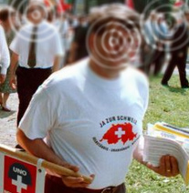 AUNS-Mitglieder
                              mit der Schweiz und mit einem schweizer
                              Kreuz auf dem T-Shirt