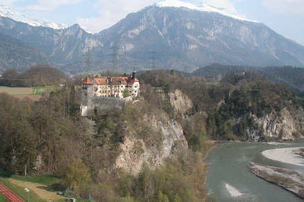 Schloss Rhzns am
                    Hinterrhein