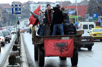 Kosovo-Albaner auf einem ungeschtztem
                            Pferdewagen