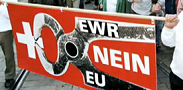 Plakat
                                      der SVP von Abcherli mit einer
                                      schwarzen Zange als EWR und EU
                                      gegen die Schweiz, der EWR und die
                                      EU sind absichtlich in Schwarz
                                      dargestellt
