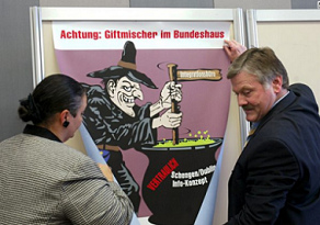 Plakat
                        "Giftmischer im Bundeshaus" mit
                        Kochtopf mit Schengen-Dublin-Abkommen