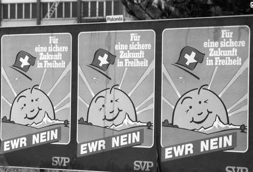 SVP-Plakate gegen den EWR mit Sonne,
                          Matterhorn und "Freiheit" im
                          "Dreierpack"