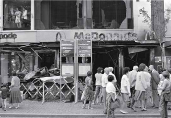 McDonald abgebrannt, Zrich im Sommer 1982
                        [17] als ein Protest gegen die brutale
                        Regierungspolitik und gegen die Schlgerpolizei
                        von Zrich, die alle linksgerichtete
                        Gemeinschaftskultur zerstrte.