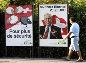 Plakat der SVP mit
                            einem schwarzen Schaf und dem Plakat fr die
                            Nationalratswahlen von 2007 nebendran