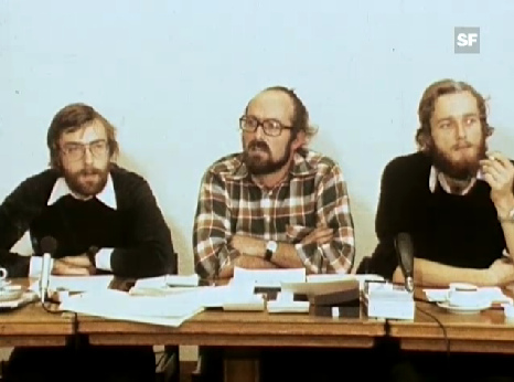 Journalist Jrg
                    Frischknecht (Mitte) vom "Demokratischen
                    Manifest" (DM) an einer Pressekonferenz 1976
                    benennt das "Syndrom Cincera"