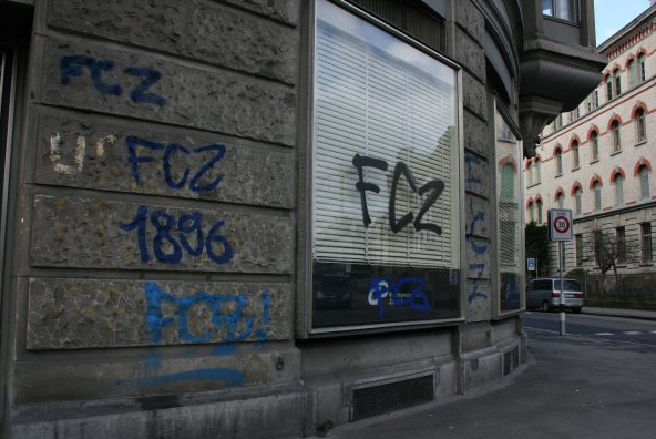 FCZ-Graffiti am Haus der Kantonspolizei
                      Zrich, Dezember 2010