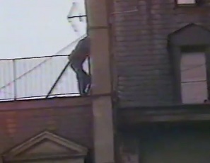 Ein
                        Schlgerpolizist (Marsmensch) der Stadt Zrich
                        klettert auch aufs Dach 02