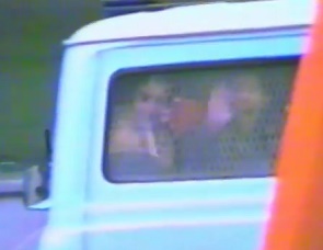 Verhaftete
                          Sympathisanten der Hausbesetzung an der
                          Badenerstrase 2 winken aus dem
                          Polizei-Transportwagen