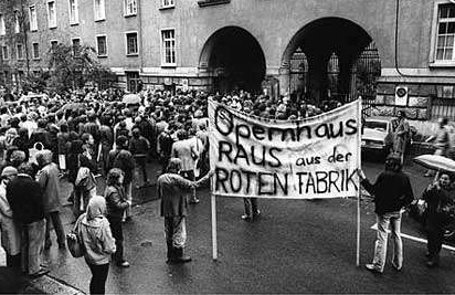 Demo anlsslich zur Erffnung
                der Roten Fabrik im Oktober 1980 mit der Forderung, dass
                die Oper die Rote Fabrik verlsst