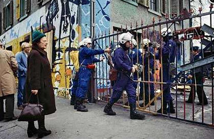 Zrcher Schlgerpolizei sperrt
                das Jugendzentrum AJZ ab, viele Male passierte das, hier
                vielleicht am 4.9.1980