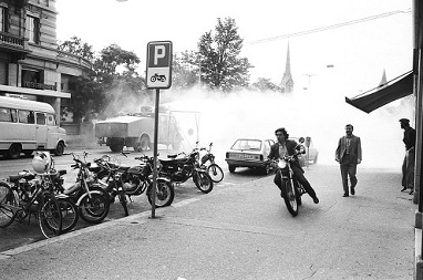 Polizeieinsatz mit Trnengas gegen die Demo fr
              bezahlbaren Wohnraum, 30.8.1980, Foto Olivia Heussler