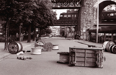 12-Stunden-Demonstration an der Heinrichstrasse
              unter den Viadukten fr die Einstellung aller
              Strafverfahren der Mitglieder der AJZ-Bewegung -
              Barrikadenteile auf der Strasse, 124 neue Verhaftungen,
              12. Juli 1980