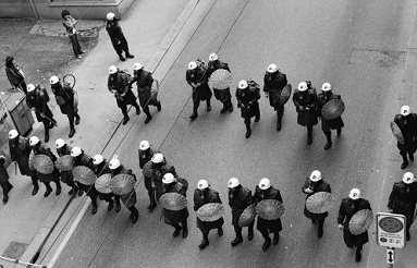 12-Stunden-Protest an der Langstrasse mit ber 100
              Verhaftungen, 12.7.1980, Foto Olivia Heussler: