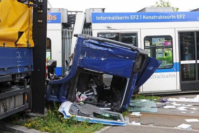 Unfall des Mörder-Trams Glattalbahn gegen einen
              Lastwagen, die Führerkabine liegt am Boden, 29.4.2014 06