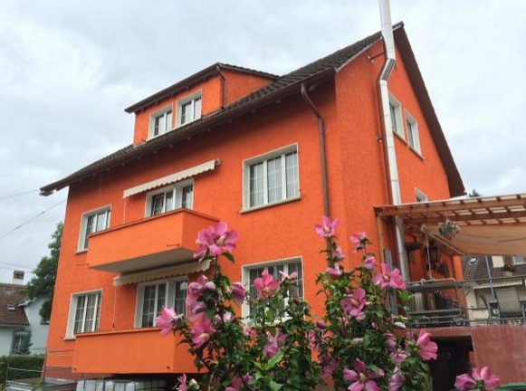 Oranges
                          Haus in Biel - die schweinzer Behrden
                          behaupten, diese Farbe passe nicht ins
                          Quartier...