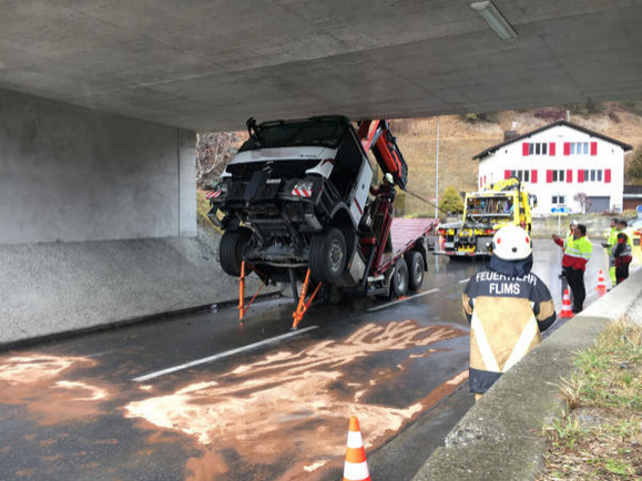 Lkw wegen nicht
                    eingeklapptem Ladekran unter einer Brücke
                    eingeklemmt - Tamins 21.2.2017