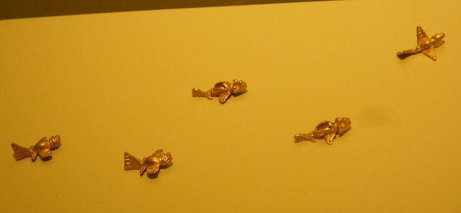 Goldmuseum in Bogota, Flugzeuge am Boden in der
                  Vitrine der Tolima-Kultur