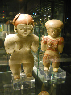 Grosses Archologisches Museum in Quito,
                  Astronautinnen der Chorrera-Kultur