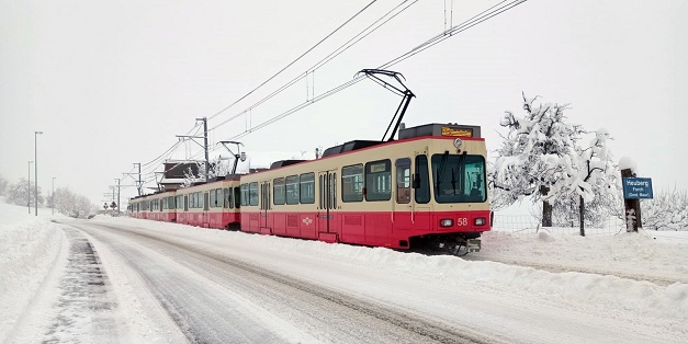 Forchbahn im Schnee zwischen Forch und Esslingen