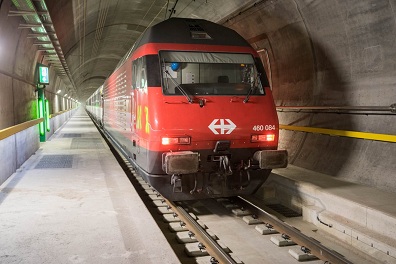 Zug im
                Gotthard-Basistunnel