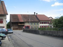 Corcelles: Rue vers chez Cherbuin 05,
                          Sicht auf alte Reihenhuser an der
                          Hauptstrasse Route du Grand Chemin
