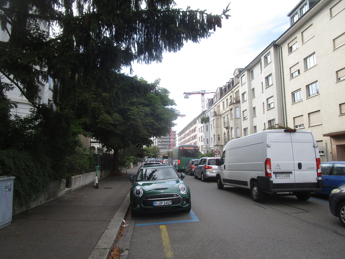 Basel-West: Die Hegenheimerstrasse
hat zu Spitzenzeiten Dauerstau, weil der
Thomaskreisel ohne Regelung blockiert ist -
feministischer WAHNSINN! Basel-West:
Die Hegenheimerstrasse hat zu Spitzenzeiten
Dauerstau, weil der Thomaskreisel ohne
Regelung blockiert ist - feministischer
WAHNSINN!