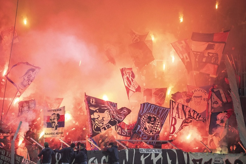 Krimineller FCBasel: Kriminelle
                  "Muttenzer Kurve" mit Verbrecher-Fahnen und
                  Pyros, Beispiel Luzern 2023