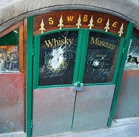 Anschlag auf das Whiskymuseum in Mustair
                          in Santa-Maria, Kanton Graub�nden, weil der
                          Besitzer ein Deutscher ist