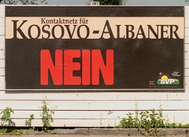 Plakat der SVP von 1998 gegen
                                    ein Kontaktnetz f�r Kosovo-Albaner,
                                    Mega-Plakat im Viererpack