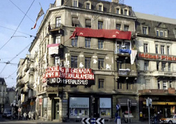 Das Haus Badenerstrasse 2
                                      beim Stauffacherplatz mit
                                      Transparenten gegen den
                                      "US"-Faschismus im
                                      Oktober 1983